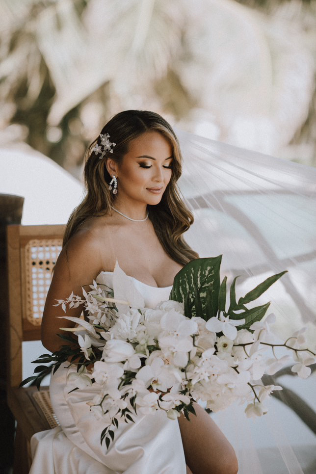 Bride with elegant bridal makeup in Riviera Maya
